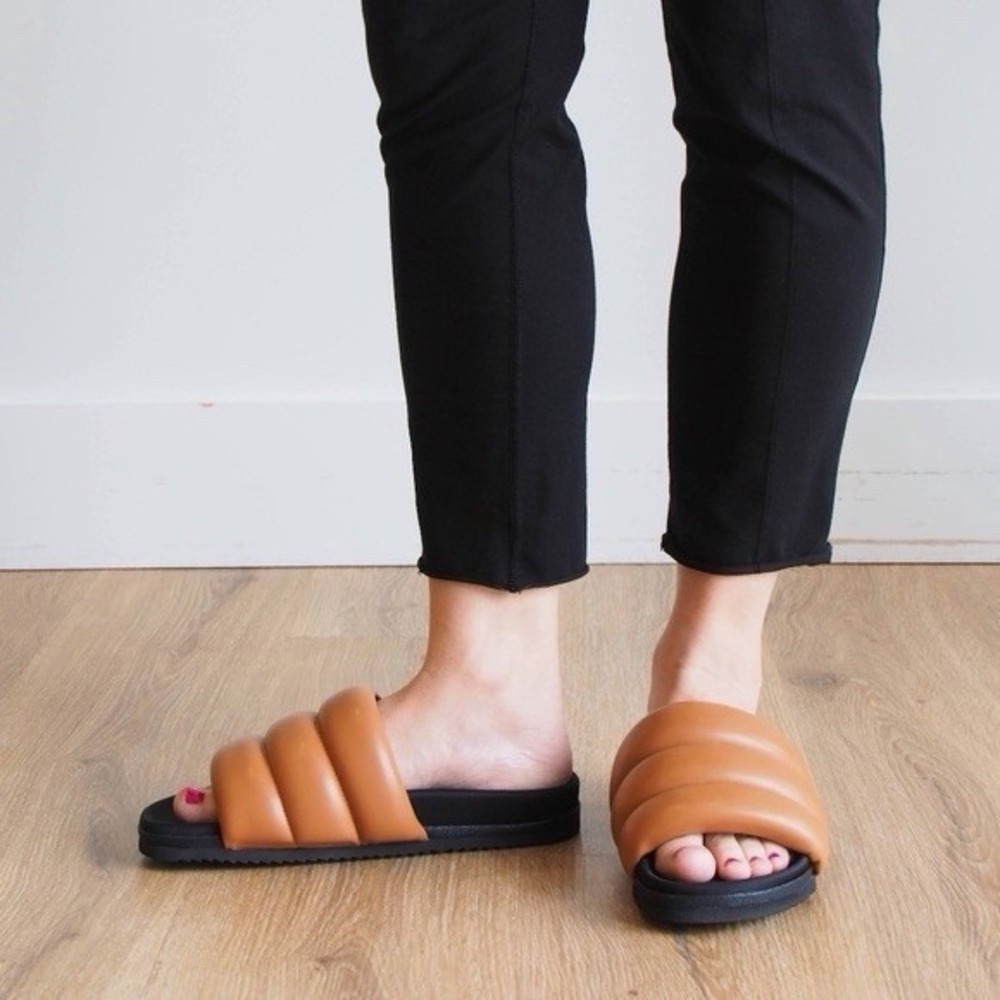 ROAM The Puffy Slide in Black & Mustard , Womens 37